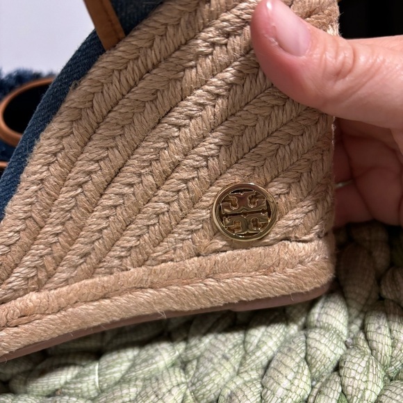 Tory Burch Shaw Blue Denim Fringe Tan Leather Espadrille Wedge Sandals NWOB - Picture 9 of 10